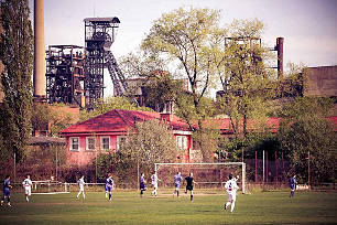květen: Fotbalový zápas na hřišti Unie Hlubina