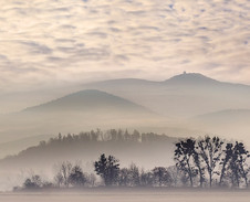 březen: Průhled inverzí na Lysou horu © Foto: Martin Glatzner