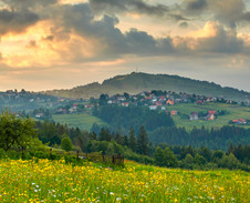 květen: Pastviny pod Ochodzitou © Foto: Bogdan Kaleta