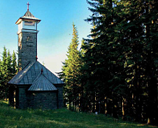 květen / červen: Kaple sv. Anny na Kozubové © Foto: Pavel Zubek