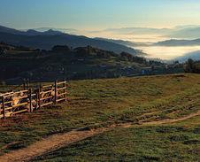 červen: Pohled z polské Ochodzite do údolí města Źywiec © Foto: Pavel Zubek