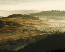 říjen: Vesnička pod Pilskem © Foto: Bogdan Kaleta