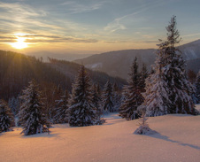 únor / březen: Svítání pod Ostrým © Foto: René Kajfosz