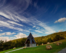 květen: Kaplička nad Hrádkem © Foto: René Kajfosz