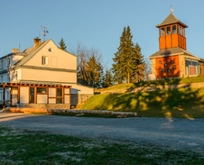 září: Chata Kamenitý a rozhledna Tetřev © Foto: Petr Pazdírek