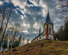 říjen / listopad: Kostel Povýšení sv. Kříže v Horní Lomné © Foto: Petr Pazdírek