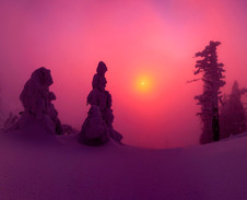 únor: Mlhavý západ z Lysé hory © Foto: René Kajfosz