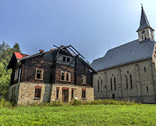 červen: Vyhořelá fara s kostelem sv. Jindřicha ve Starých Hamrech © Foto: Petr Pazdírek