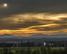 červenec / srpen: Východ slunce nad Beskydy © Foto: Petr Pazdírek