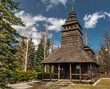 říjen / listopad: Dřevěný kostel sv. Prokopa a Barbory, Kunčice pod Ondřejníkem © Foto: Petr Pazdírek