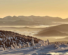 prosinec: Pohled z vrcholu na Malou Fatru, Pilsko © Foto: Bogdan Kaleta