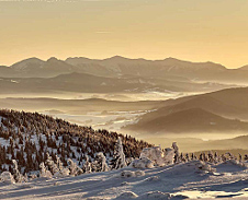 prosinec: Pohled z vrcholu na Malou Fatru, Pilsko © Foto: Bogdan Kaleta