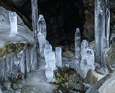 leden: Ledová jeskyňka v údolí říčky Lomné © Foto: Pavel Zubek