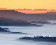 říjen / listopad: Podzimní mlhy s výhledem na Vysoké Tatry © Foto: Pavel Zubek