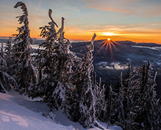 prosinec: Západ slunce za Kněhyní © Foto: René Kajfosz
