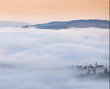 březen: Mlhavé udolí © Foto: René Kajfosz