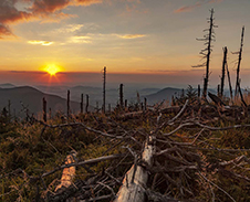 květen: Stmívání nad Smrkem © Foto: Pavel Zubek