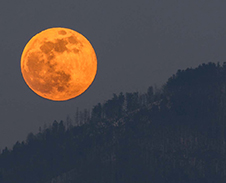 červenec: Superúplněk Měsíce nad Velkým Stožkem © Foto: Martin Wiszczor