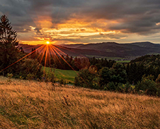 říjen: Západ slunce nad vrcholy Beskyd pod Gírovou © Foto: Martin Wiszczor