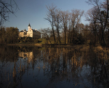 říjen / listopad: Zámek Raduň © Foto: Petr Folvarčný