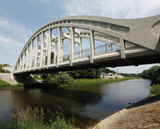 duben: Most Sokolovských hrdinů přes řeku Olši, Karviná © Foto: Marek Mantič