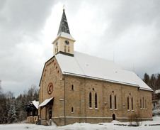 leden: Kostel sv. Jindřicha, Staré Hamry © Foto: Dalibor Hellebrant