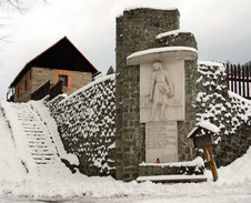 prosinec: Pomník Maryčky Magdonové, Staré Hamry © Foto: Dalibor Hellebrant