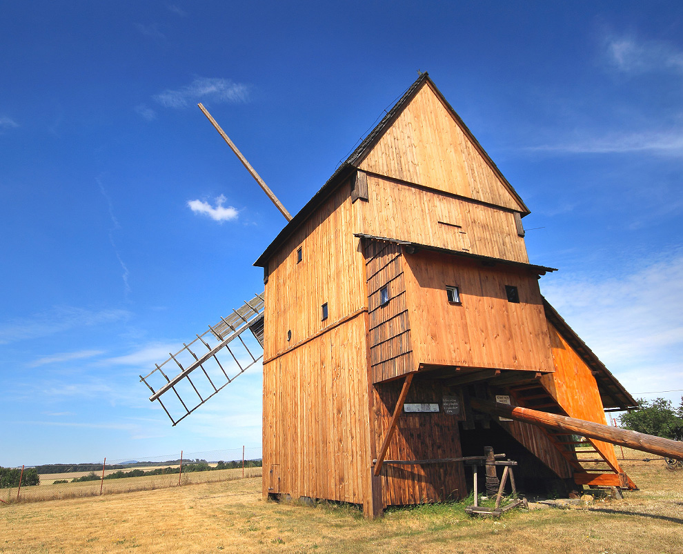 červenec: Větrný mlýn, Choltice © Foto: Bořivoj Kubala