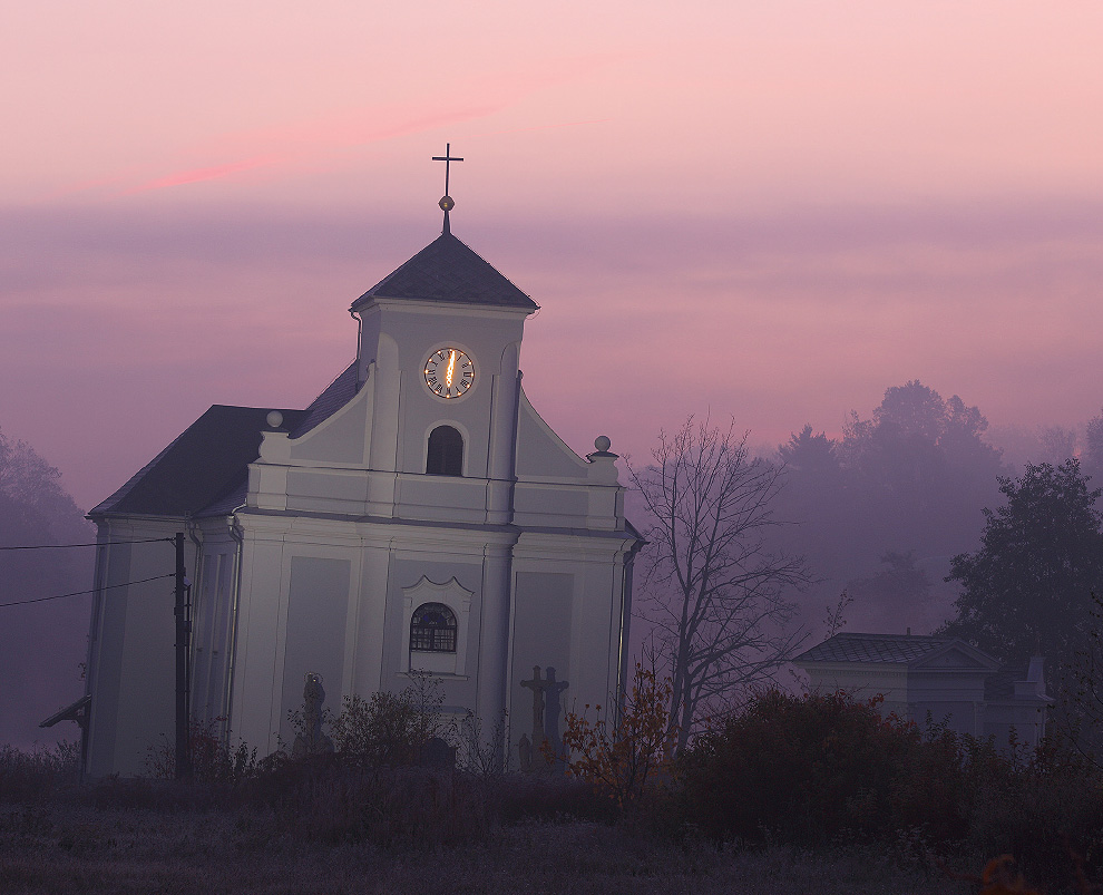 říjen: Šikmý kostel sv. Petra z Alkantary, Karviná Doly © Foto: Martin Podžorný