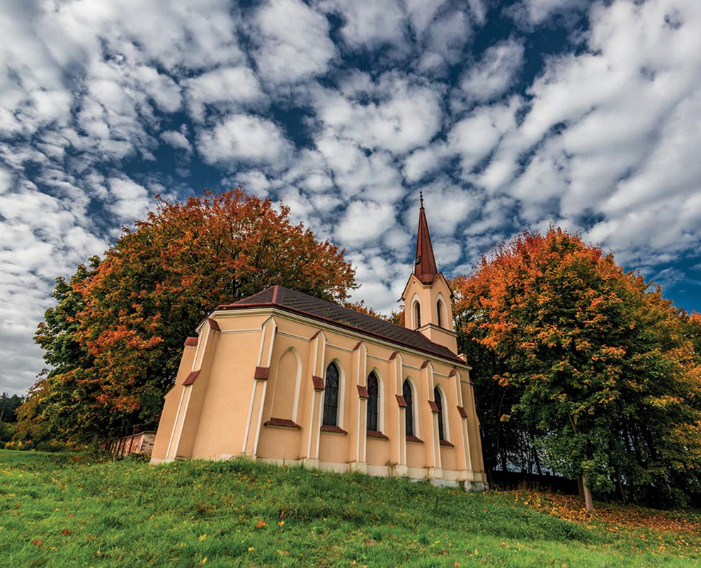 říjen: Kostel v Krnově © Foto: Petr Pazdírek