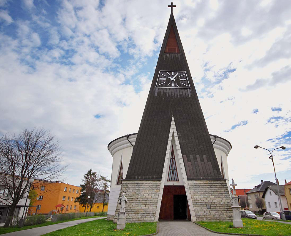 březen: Kostel sv. Jana Nepomuckého, Opava-Kylešovice © Foto: Bořivoj Kubala