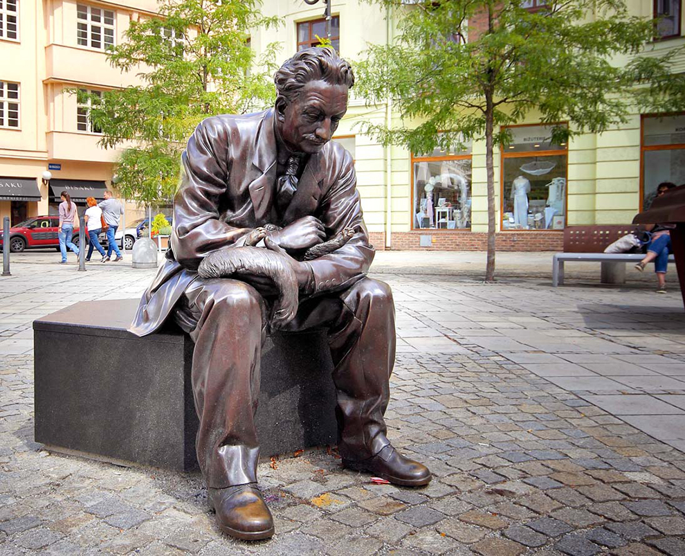 duben: Jiráskovo náměstí – socha Leoše Janáčka, Ostrava © Foto: Bořivoj Kubala