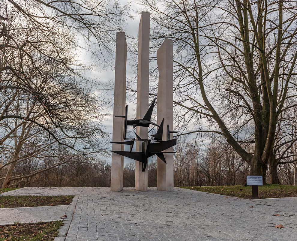 říjen: Památník obětem stávky na Dole trojice © Foto: Petr Pazdírek