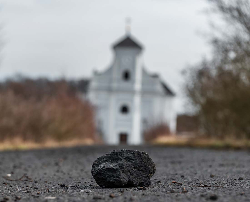 listopad / prosinec: Uhlí a šikmý kostel sv. Petra z Alkantary © Foto: Petr Pazdírek