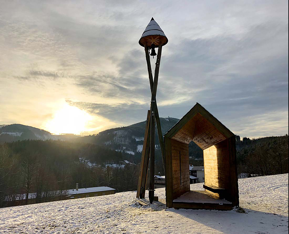 únor: Zvonička Strážkyně Beskyd © Foto: Eliška Žebráková